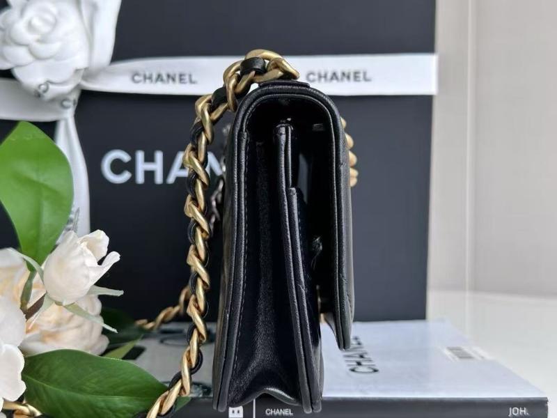 Chanel 19 Wallet on Chain – 1:1 ReplikaDie Chanel 19 Wallet on Chain (WOC) vereint modernes Design mit ikonischer Chanel-DNA – perfekt als stilvolle Mini-Umhängetasche oder edle Abendtasche. Diese detailgetreue 1:1 Replika überzeugt mit weicher Raute