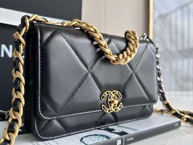 Chanel 19 Wallet on Chain – 1:1 ReplikaDie Chanel 19 Wallet on Chain (WOC) vereint modernes Design mit ikonischer Chanel-DNA – perfekt als stilvolle Mini-Umhängetasche oder edle Abendtasche. Diese detailgetreue 1:1 Replika überzeugt mit weicher Raute