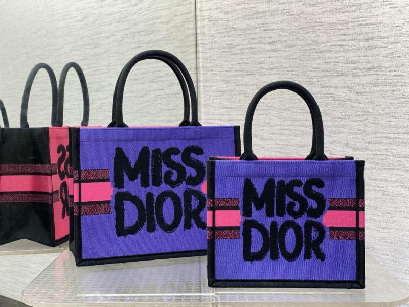 Dior Book Tote – 1:1 Replika aus Canvas mit ikonischem Stickmuster